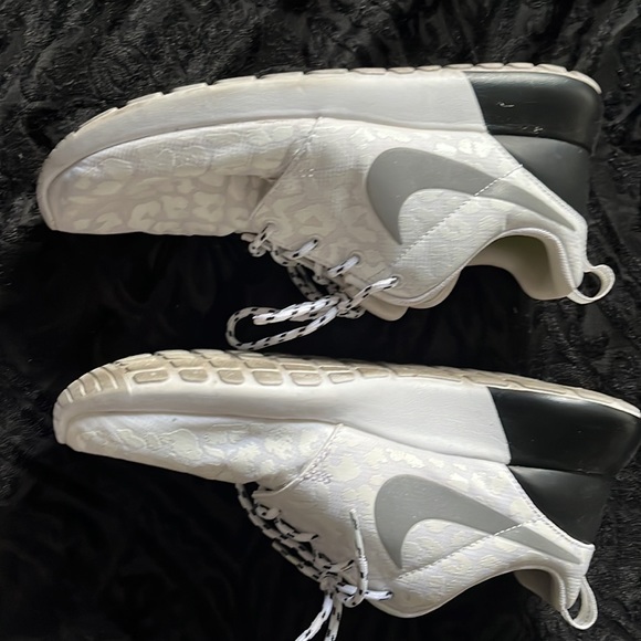 Nike - Picture 4 of 5